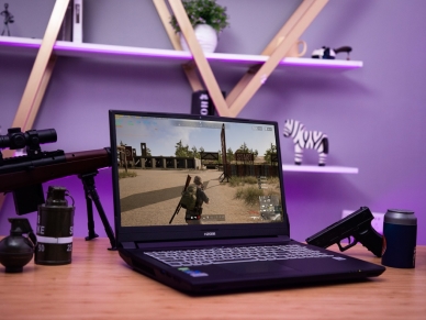 木桌子上的電腦
描述已自動生成