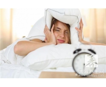 中午睡一會有助于消除困倦但經(jīng)常趴著睡會造成