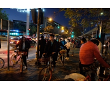 西安又現(xiàn)共享單車墳場(chǎng) 城管：暫存這里正在清運(yùn)