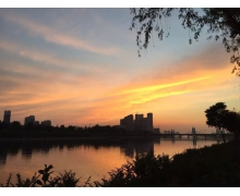 時代不等人，人應(yīng)該帶著人一起走