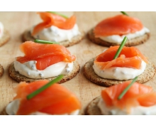 打開擱置一段時間后餅干會變軟面包會變硬主要