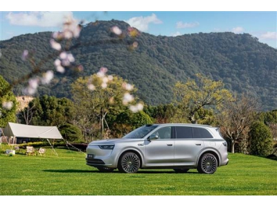 問界M8預售火爆！激光大燈+車內投影，這款家用