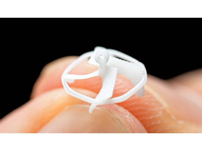 加州大學(xué)伯克利分校研發(fā)出世界最小飛行無線機(jī)