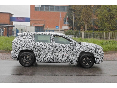 Jeep新款指南者電動版路測曝光,預計輸出高達