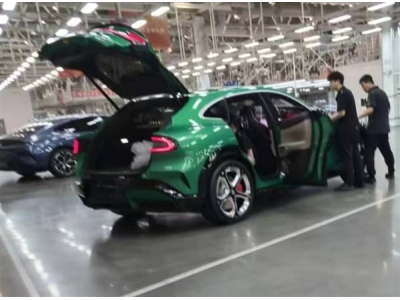 小米YU7寶石綠實車驚艷亮相！無框車門+大掀背，