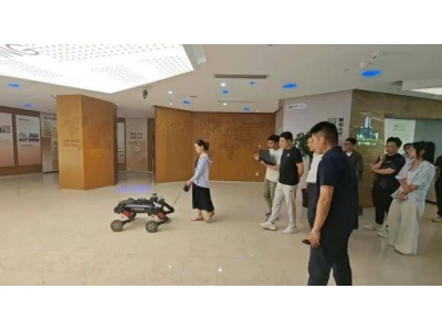 智元四足機(jī)器人成“室內(nèi)導(dǎo)盲新助手”，精準(zhǔn)引