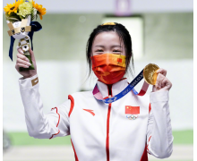 本屆東京奧運會上為中國代表團奪得首金的是 小