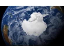 地球的南極北極都是冰天雪地那月球的兩極呢 螞