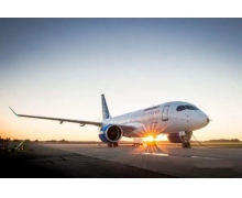 坐飛機出現耳朵疼的癥狀時,活動什么位置有助于