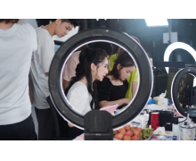 直播震蕩!薇婭“啞火” 謙尋不“謙”?