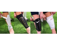 下列哪種裝備是足球球員上場時必須穿戴的？支