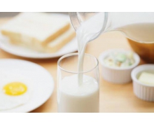 曾經(jīng)被用來(lái)制作滑冰場(chǎng)的冰面的是牛奶還是芝士