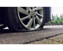 行車過程中如果發生爆胎,下列那種處理方式是