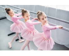 很多人習慣運動前先壓腿熱身,以下哪種壓腿高