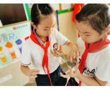 下列童年游戲中通常需要2個小朋友一起玩的是