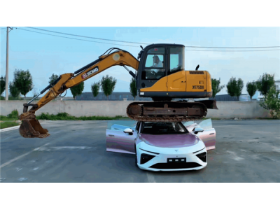哪吒S獵裝車硬核測試：挖掘機開到車頂 車門仍可