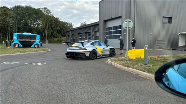 小米SU7 Ultra原型車現身紐北：大尾翼、寬車體、黃色閃電