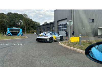 小米SU7 Ultra原型車現身紐北：大尾翼、寬車體、