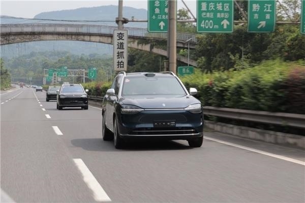 華為智駕高速搶方向盤極限躲避施工車 車主：問界M9救我一命