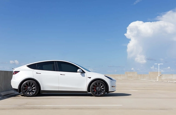 特斯拉自研AI5芯片完成設(shè)計(jì)評審 馬斯克盛贊為“史詩級”產(chǎn)品