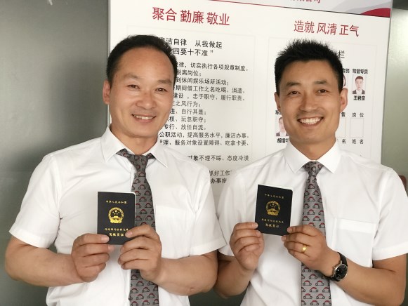 又一城市合規(guī) 首汽約車再獲鄭州001號網約車駕駛員證