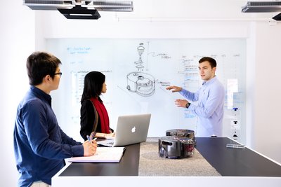 戴森中國科技實驗室內,工程師正在探討戴森Dyson 360 Eye?智能吸塵機器人的相關技術。 戴森在滬揭幕科技實驗室,展望長期在華投資愿景