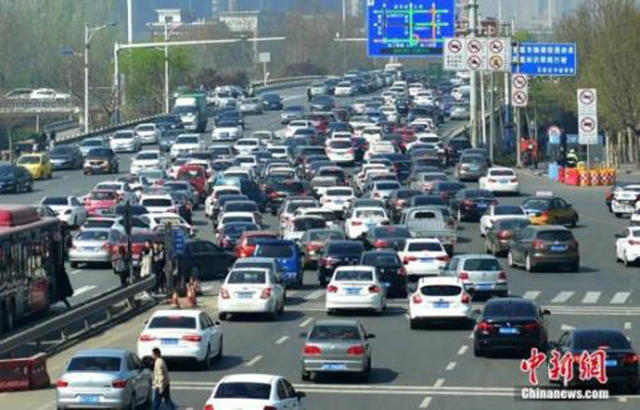 侵占人行道機動車道 共享單車如何不添“堵”