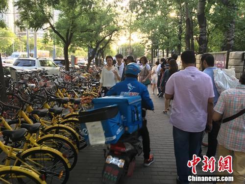 侵占人行道機動車道 共享單車如何不添“堵”