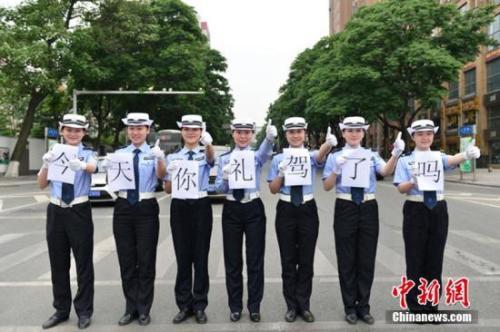 侵占人行道機動車道 共享單車如何不添“堵”