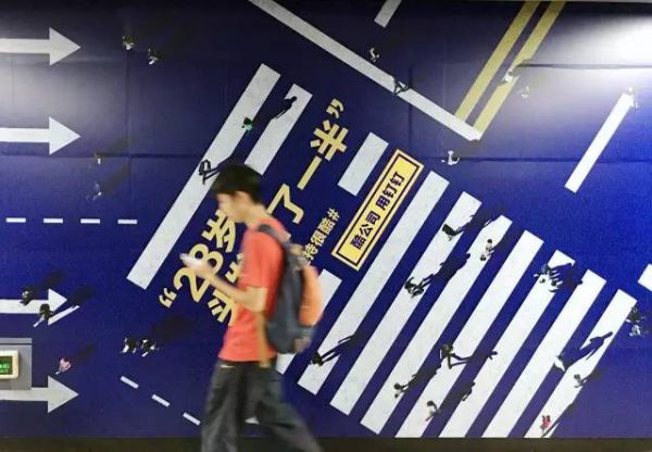 阿里釘釘把“微信推文”印滿了地鐵！說的全是創業者的痛