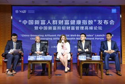 中國新富階層財富管理圓桌論壇(左起往右:上海高級金融學院副教授李曉陽、嘉信理財國際服務及特殊業務發展部執行副總裁Lisa Hunt女士、上海高級金融學院教授及中國金融研究院副院長錢軍、上海高級金融學院副教授吳飛、華寶信托總經理王波先生) 新研究報告發現:缺乏理財規劃致使中國新富人群投資信心受損 ...